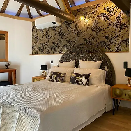 Medieval Tower At Chateau De Champagnat Semesterbostad